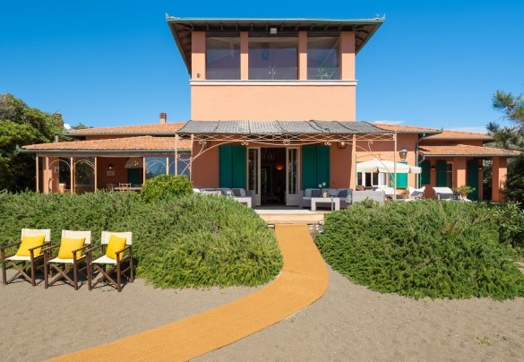 La duna ospita comodi lettini e ombrelloni – Villa Corallina 