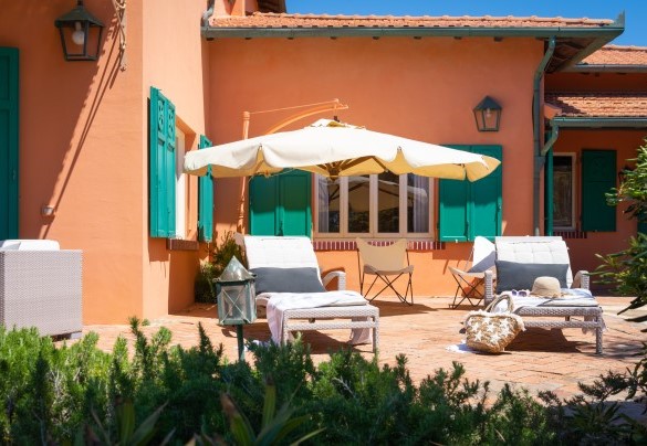 L’area prendisole attrezzata con lettini e ombrellone – Villa Corallina 