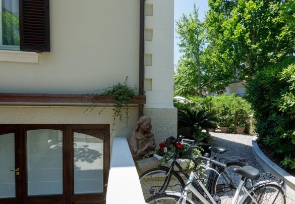 Comodo parcheggio auto e bici - Villa Corona 8