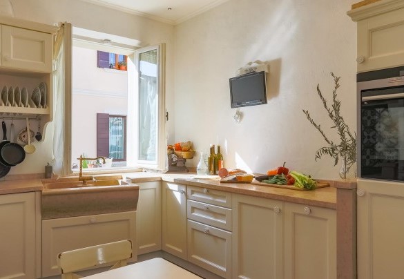 Cucina accessoriata della zona open space - Villa Corona 8