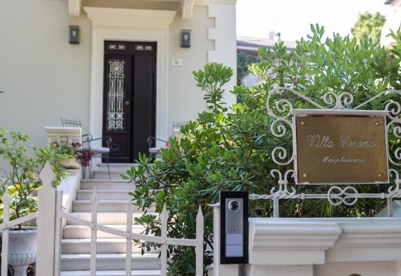 L’immobile di prestigio ha una superficie totale di 250 mq - Villa Corona 8