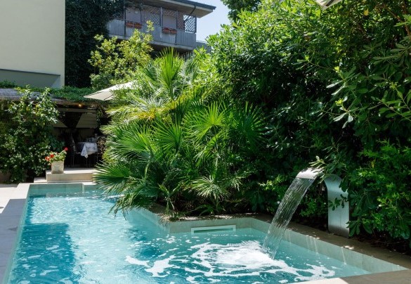 Piscina circondata da piante e cespugli profumati - Villa Corona 8