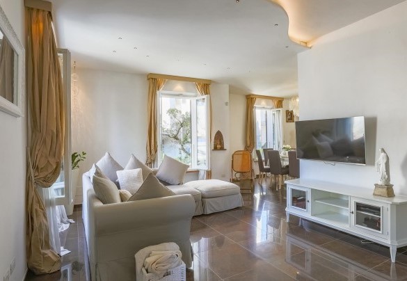 Elegante salotto con TV satellitare - Villa Corona 8