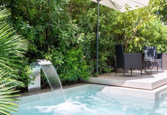 Piscina e zona solarium attrezzata con comodi lettini - Villa Corona 8