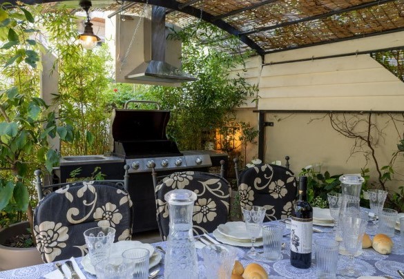 Veranda attrezzata con comodissimo barbecue e zona pranzo - Villa Corona 8