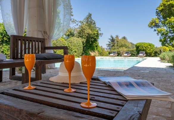 Il salotto ombreggiato dal portico a bordo piscina - Villa Sant’Anna
