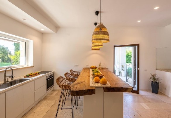 La cucina con uscita in prossimità del portico a bordo piscina - Villa Corte Sant’Anna