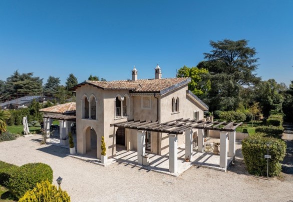 La villa si sviluppa su due livelli collegati da scale interne - Villa Corte Sant’Anna