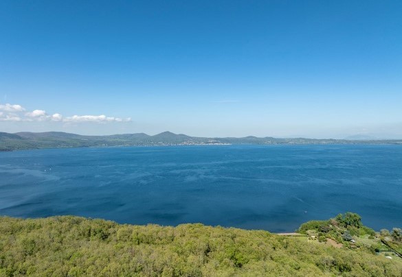 Le acque azzurre e cristalline del Lago di Bracciano - Villa Corte Sant’Anna