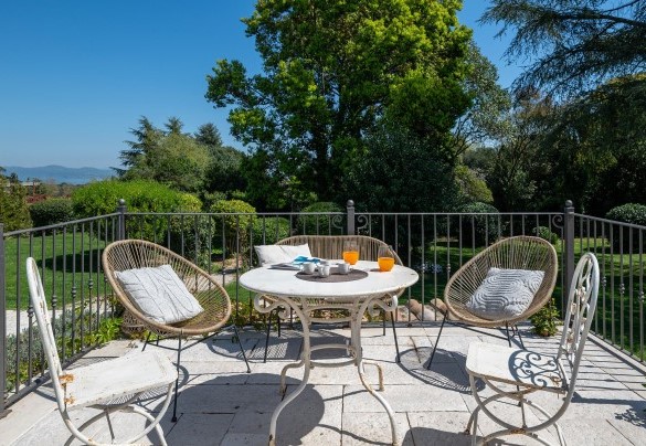 Il salotto in terrazza e il grande cedro del libano sullo sfondo - Villa Corte Sant’Anna
