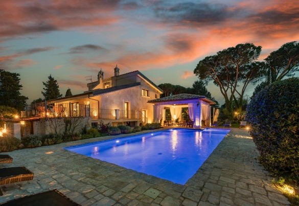 La villa e la piscina nei bagliori del tramonto - Villa Corte Sant’Anna