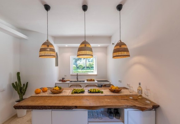 La cucina luminosa e accessoriata con piano di cottura a induzione vista giardino  - Villa Corte Sant’Anna