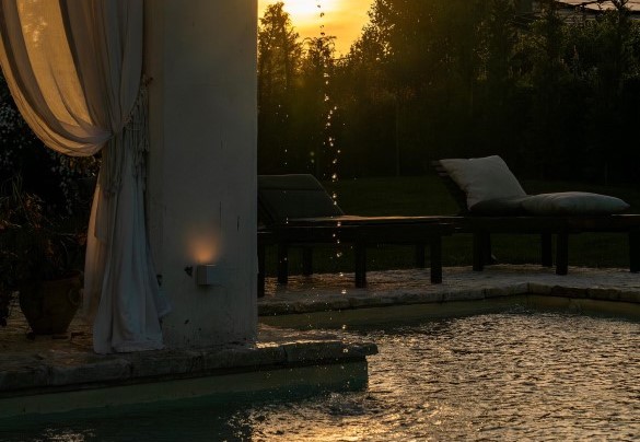 Giochi d’acqua in piscina al tramonto - Villa Corte Sant’Anna