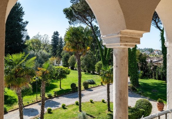 La loggia al primo piano vista giardino - Villa Corte Sant’Anna