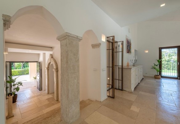 Ingresso e scale per il primo piano - Villa Corte Sant’Anna
