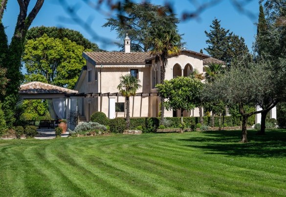 Il prato curato circonda la villa - Villa Corte Sant’Anna