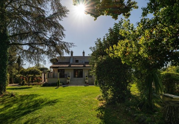 Il prato curato circonda la villa - Villa Corte Sant’Anna