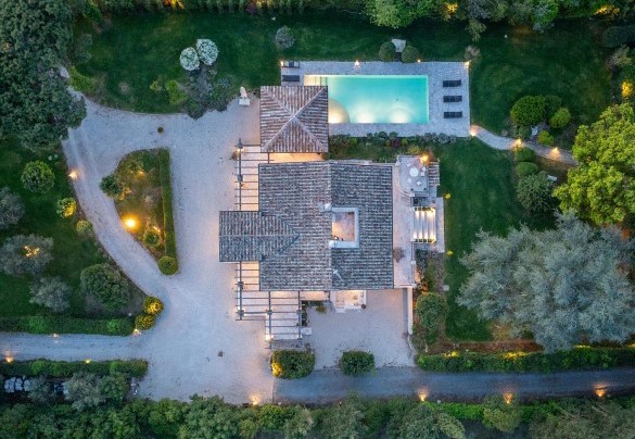 I tanti punti luce che disegnano la proprietà - Villa Corte Sant’Anna