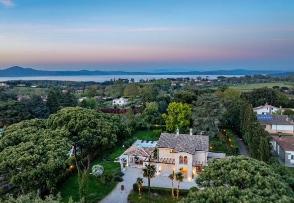 La proprietà e il Lago di Bracciano sullo sfondo - Villa Corte Sant’Anna