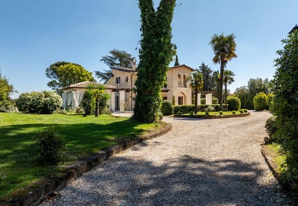 Il viale d’ingresso in ghiaia ombreggiato dai pini - Villa Corte Sant’Anna