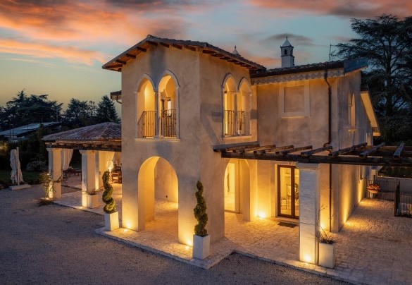 La villa illuminata da luci calde e avvolgenti - Villa Corte Sant’Anna