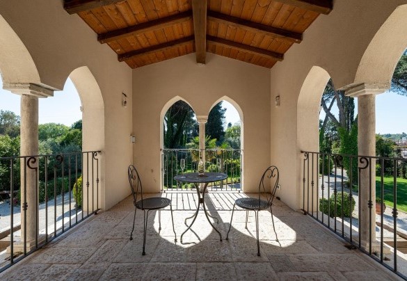 La loggia al primo piano con vista giardino e sul Castello Odescalchi - Villa Corte Sant’Anna