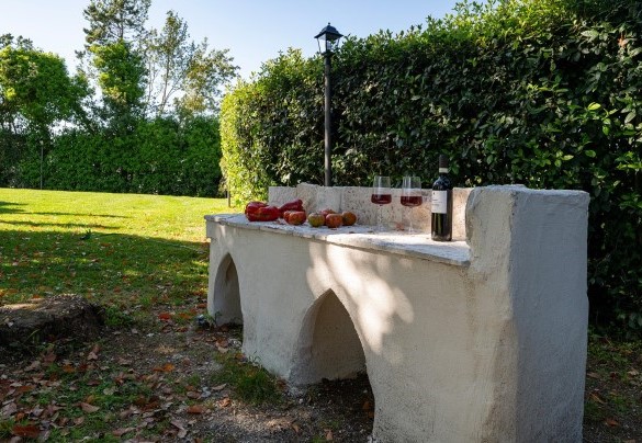 Barbecue in muratura all’ombra del cedro - Villa Corte Sant’Anna
