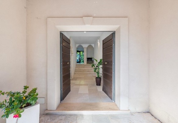 L’ingresso luminoso in pietra di Trani - Villa Corte Sant’Anna