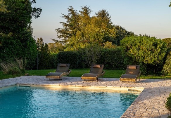 La piscina misura 15x6 m, è igienizzata a sale - Villa Corte Sant’Anna