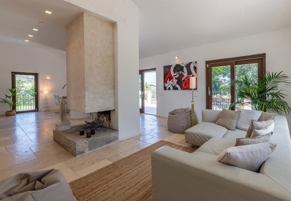 Il soggiorno in open con zona living, zona pranzo e caminetto ornamentale - Villa Corte Sant’Anna