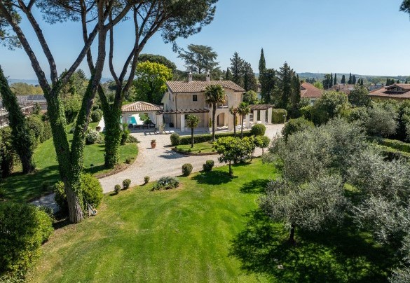 Il parco recintato di 12.000 mq - Villa Corte Sant’Anna