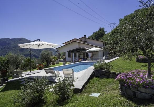 Villa with private pool immersed in the Apuan Alps - Villa Costanza 