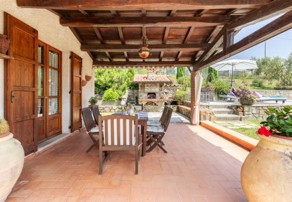 The large portico suitable as a dining and relaxation area - Villa Costanza