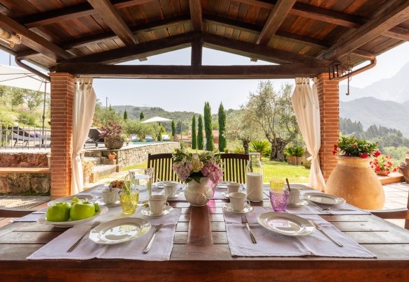 The large portico suitable as a dining and relaxation area - Villa Costanza