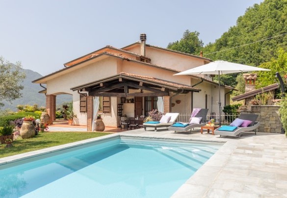The pool measures 8 x 4 m with a depth of 1,5 m - Villa Costanza