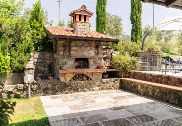 Barbecue and wood oven near to the portico - Villa Costanza