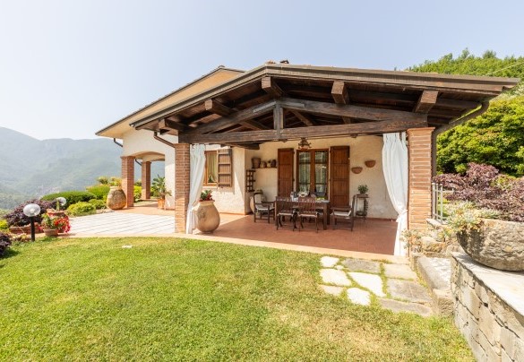 The large portico suitable as a dining and relaxation area - Villa Costanza