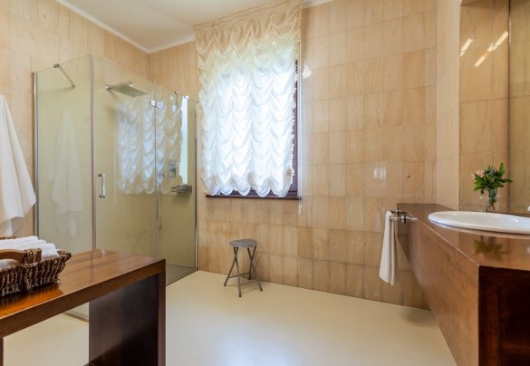 Bathroom with shower - Villa Costanza