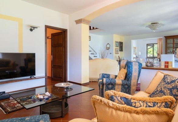 Soggiorno con tv e area pranzo - Villa Costanza