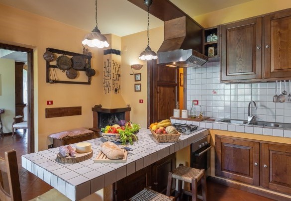 Cucina in muratura con accesso diretto all’esterno - Villa Costanza