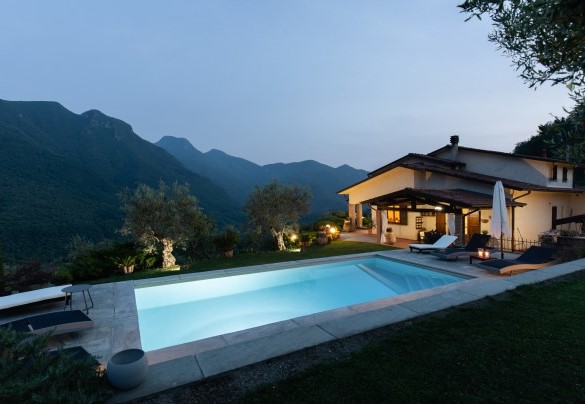 The pool at sunset - Villa Costanza