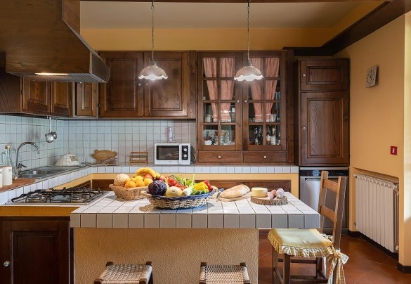 Cucina in muratura con accesso diretto all’esterno - Villa Costanza