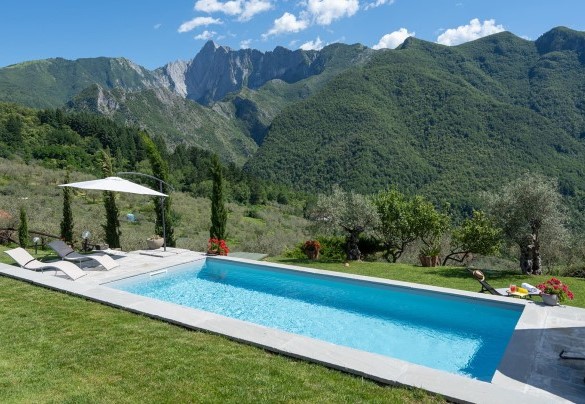 Piscina in posizione panoramica con lettini prendisole e zone relax- Villa Costanza 6