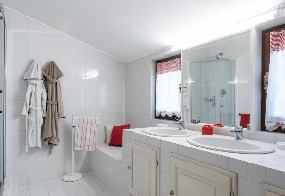 Bagno con doccia - Villa Costanza