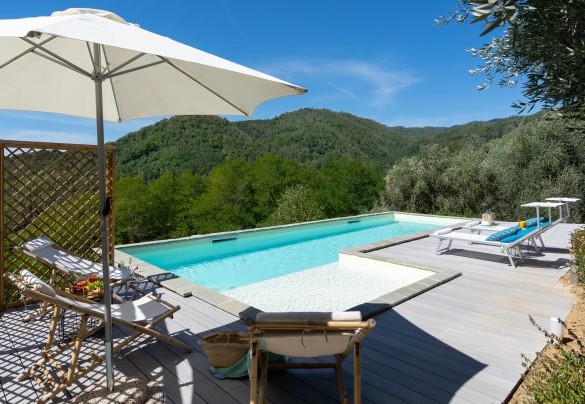 The swimming pool is set in the green of the Tuscan countryside - Villa Cristina