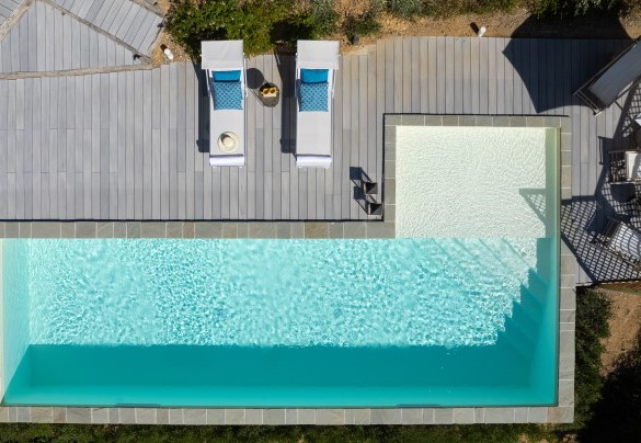 The pool and the sunbath area seen from above - Villa Cristina 