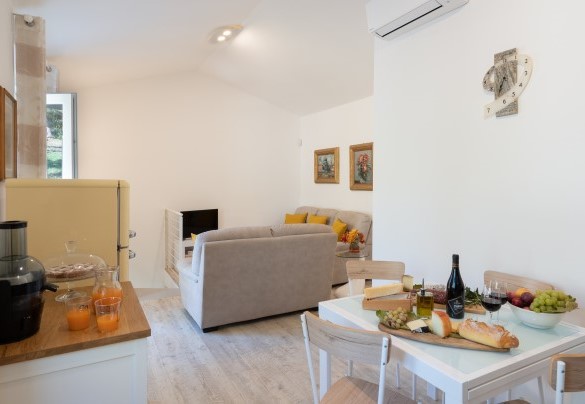 Open plan with living area, kitchen and dining area - Villa Cristina