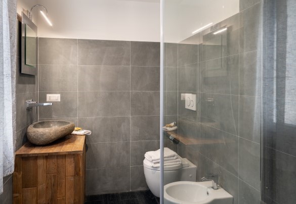 En suite bathroom with shower on the lower floor - Villa Cristina 