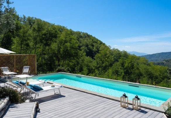 The swimming pool offers guests a unique view of the rolling hills of the Valdinievole - Villa Cristina