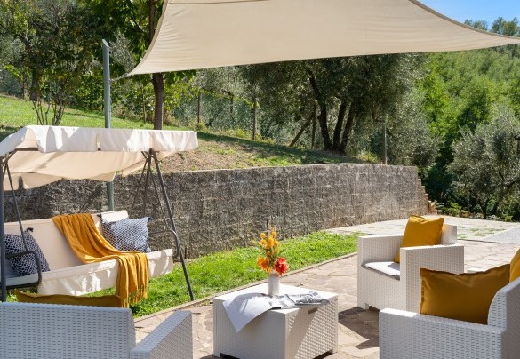 Living area equipped with seating where to relax under a large shade sail - Villa Cristina   